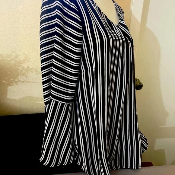 Beautiful striped black and white with hot pink floral appliqué on sleeve XL - Picture 4 of 4